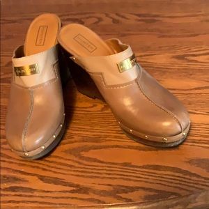 Great pair of Hunter slides!